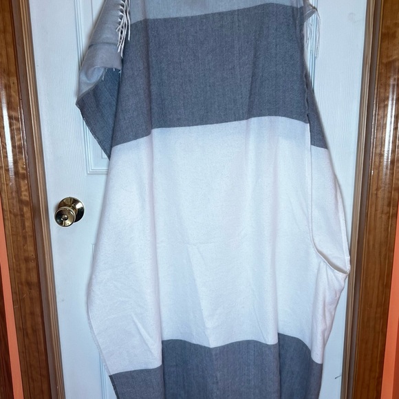 Elegant Gray and White Fringed Wrap - Picture 7 of 7